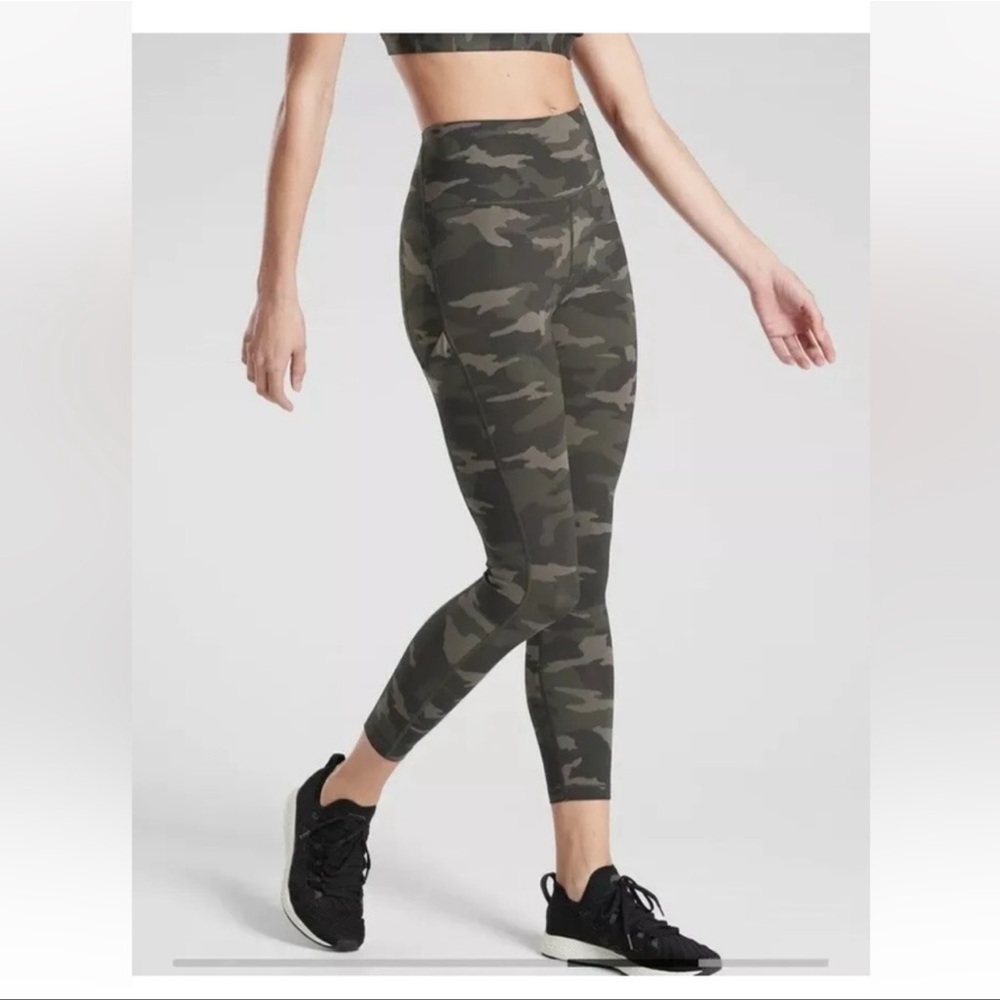Athleta Ultimate 7/8 Tight Camo Olive Green
Size XS